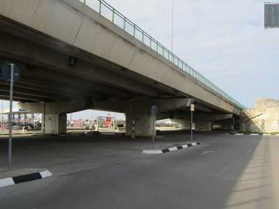 La struttura si trova proprio accanto ai pilastri in cemento armato che sorreggono via Tatarella, strada che essendo come detto sopraelevata ha quasi l�aspetto di un ponte